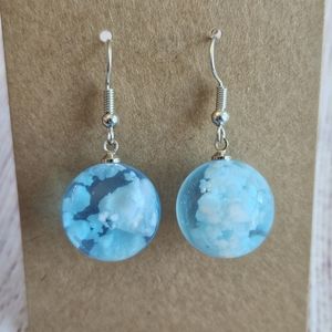 NWT Gorgeous Sky Blue & White Resin Glass Ball Dangle Earrings
